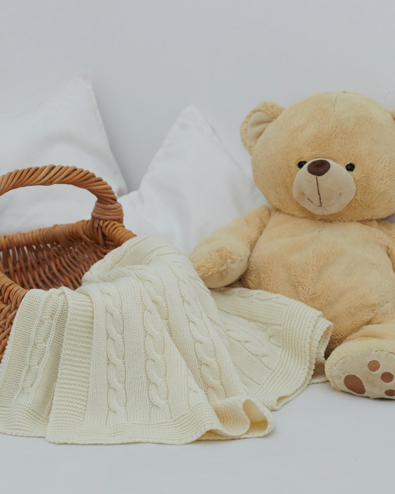 Peluche ourson et couverture bébé