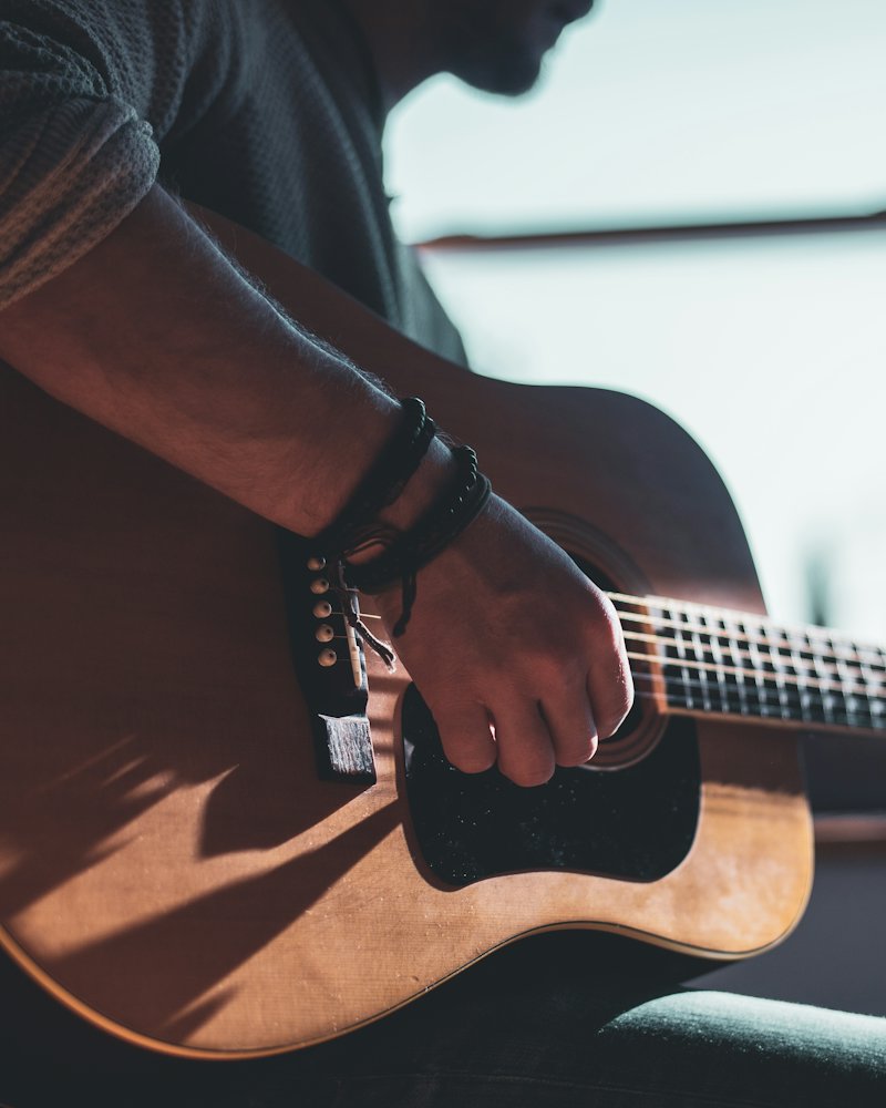 Guitare acoustique avec housse